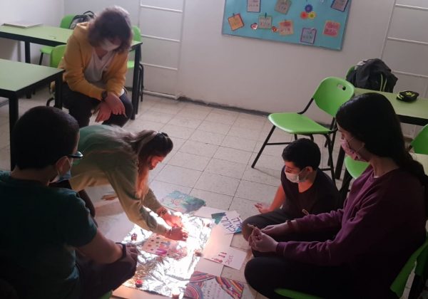 ז’8 מאירים את חבריהם לכיתה. בסימן ערך החברות.