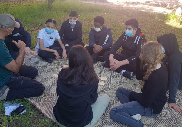 תלמידי ט’4 בפעילות גיבוש בהנחיית המורים לשל”ח