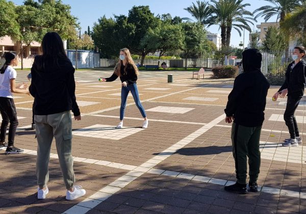 בשיעור כישורי חיים בט’4 יצאנו קצת ליהנות מהשמש ולהתגבש🌞🌞
