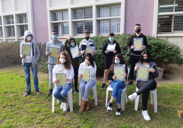 התגעגענו…. מפגש שכבה ח’ בחצר החטיבה שיחקנו, צחקנו וחילקנו תעודות היה כייף!!!!