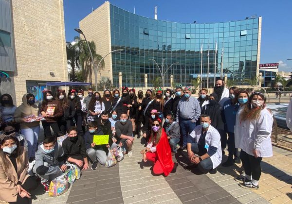 נציגי תלמידי ח’ מפנקים את ראש העיר מר חיים צורי ואת מנהל מחוז מכבי וצוות קופת החולים