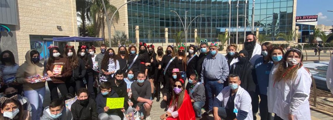 נציגי תלמידי ח’ מפנקים את ראש העיר מר חיים צורי ואת מנהל מחוז מכבי וצוות קופת החולים