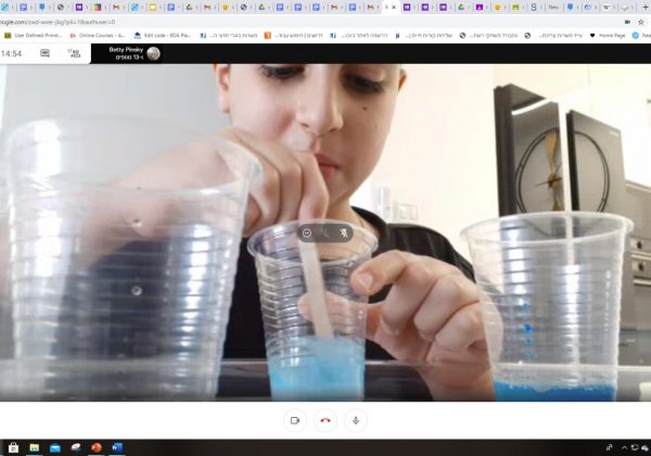 תלמידי המצוינות מכינים פולימרים ולומדים על תכונות החומרים