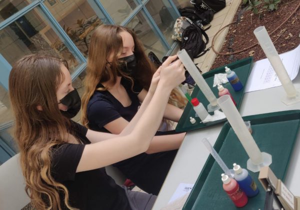 תלמידי המצוינות חוקרים ומתנסים בשיטות מדידה וחישוב של גדלים פיזיקליים שונים תוך פתרון חידות ואתגרים בכימיה
