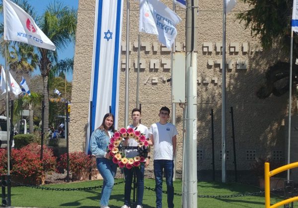 חטיבת יונתן מתייחדת עם זכר הנופלים – הנחת זר ביד לבנים. יום הזכרון לחללי מערכות ישראל ונפגעי פעולות האיבה