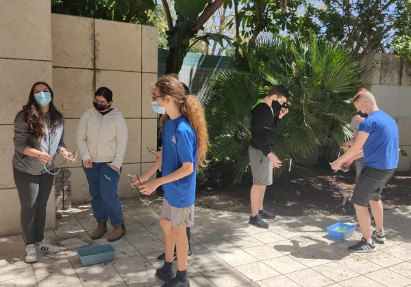 תלמידי כתה מדעית ח’ בשעור חוויתי על “בועות סבון”