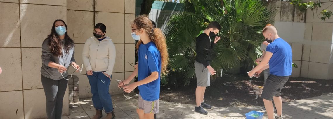 תלמידי כתה מדעית ח’ בשעור חוויתי על “בועות סבון”