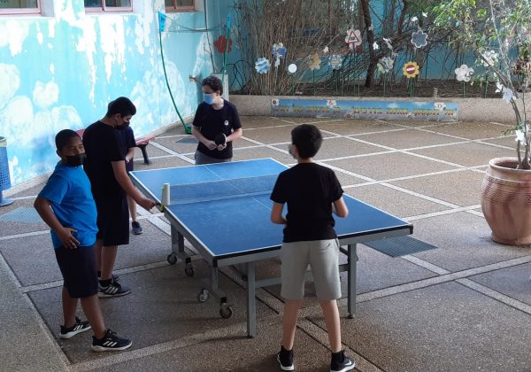 תלמידי כתות ז’ נהנים במשחקי טניס שולחן