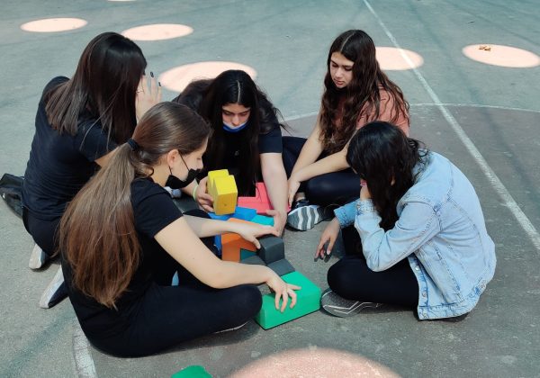 תלמידי שכבה ח’ משחקים ונהנים
