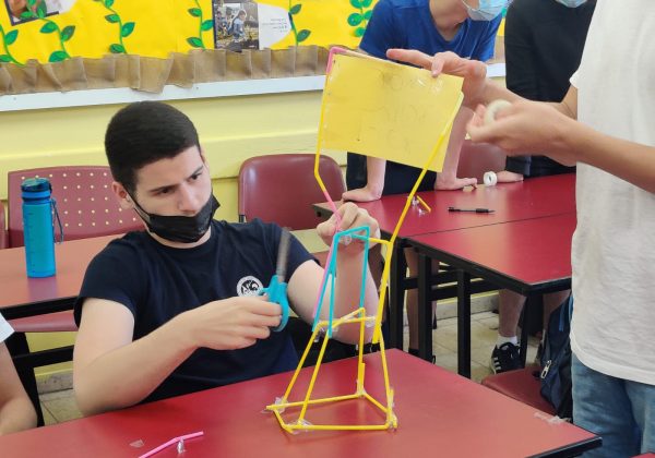 תלמידי שכבה ח’ הפעילות המחזקת שיתוף פעולה. ויצירתיות
