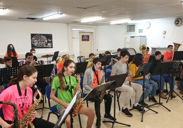 כיתות המוסיקה “צובעים” את החטיבה בצלילים נוגים🎼🎸🎤🎧🎻🎺🎷
