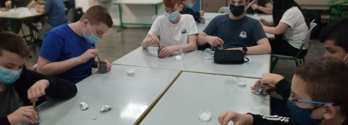 מדעית ח’ מכינים זיקוקים מדלק מוצק