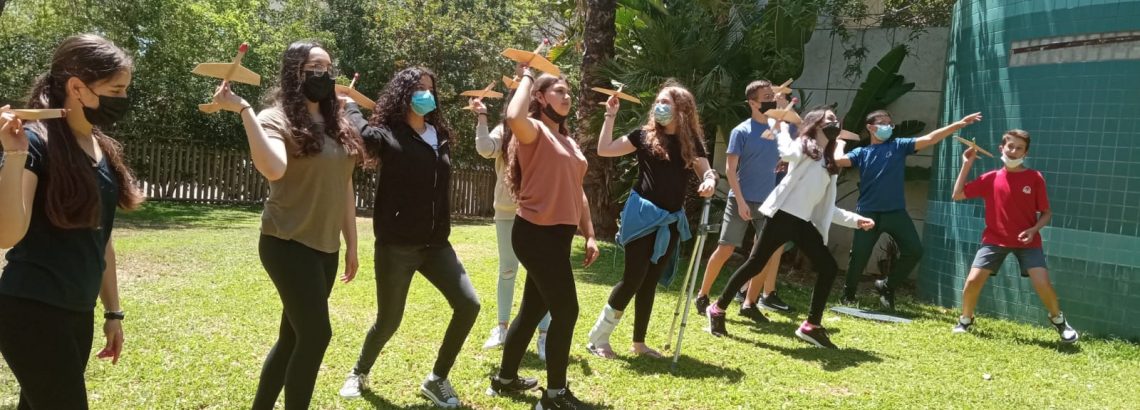 תלמידי ח’ מדעית נהנים ולומדים על כוח העילוי ואתגר הביצה