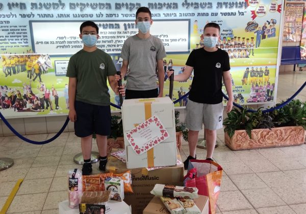 תלמידי שכבת ח’ כתבו ברכות ופינקו את חיילי “גדוד רותם מסייעת 7” גבעתי בגבול הצפון לקראת השבת