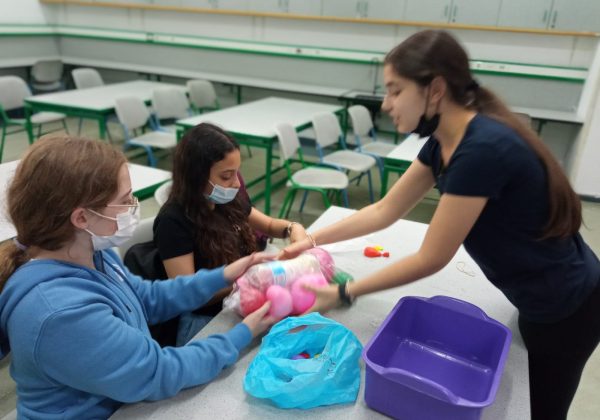 תלמידי כיתה מדעית ח’ במעבדה רפואית ופיזיקלית