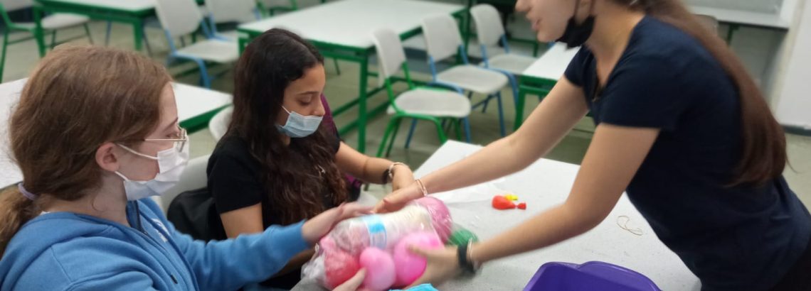 תלמידי כיתה מדעית ח’ במעבדה רפואית ופיזיקלית