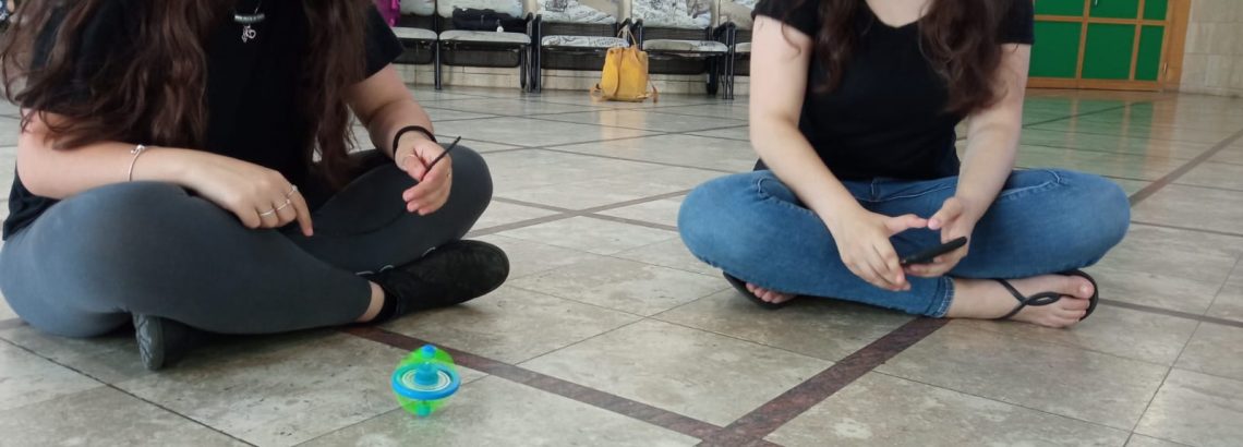 מדעית ח’ חוקרים ונהנים במועדון חלל
