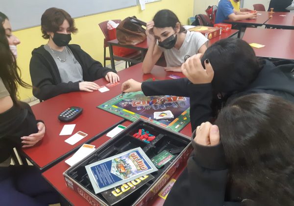 תלמידי ח’4 בגיבוש כיתתי במשחקי קופסה