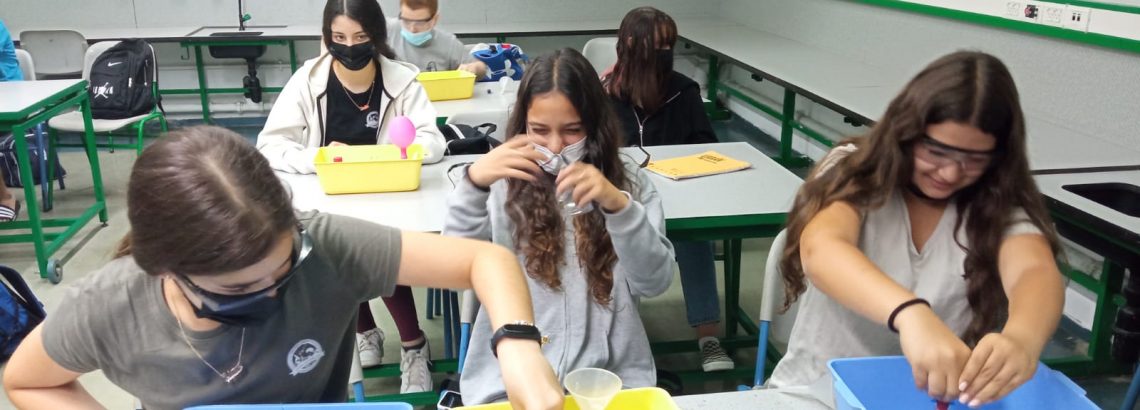 מדעית ח’ בשיעור בנושא תגובות כימיות וחוק שימור המסה🧪