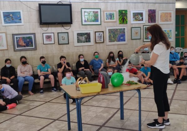 תלמידי שכבת ז’ בפעילות בנושא אויר נוזלי🧪⚗️ על תכונותיו ושימושיו בחיינו ובתעשייה