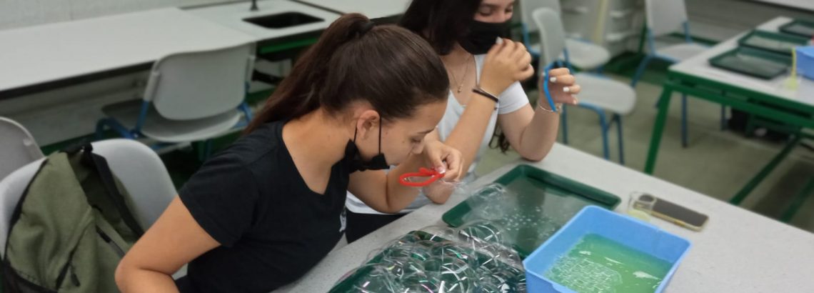 תלמידי מדעית ח’ במפגש סיום שנה מלא בכייף והנאה מדעית סביב בועות הסבון