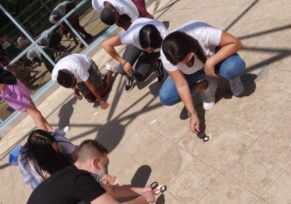 תלמידי כיתות ט’ בשיעור פיזיקה: לומדים את נושא המרות האנרגיה בדרך של חקר