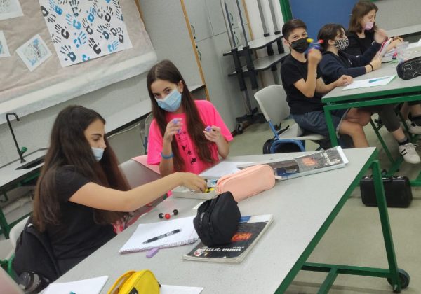 תלמידי מדעית ח’ מתנסים בבניית מוצר הנדסי במהלך לימודי העשרה בחדר המייקרים