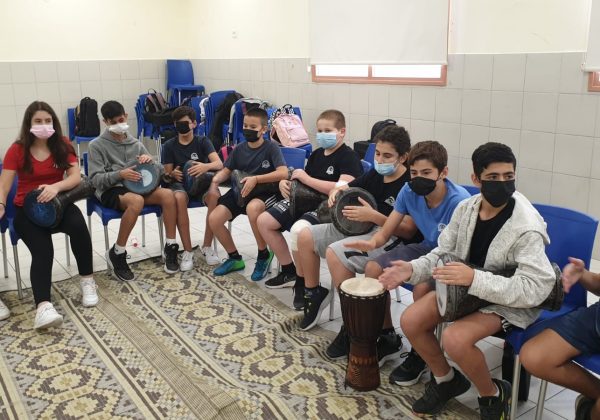 סדנת תיפוף – חשיפה לכלי הקשה שונים ונגינה משותפת בכיתות המוסיקה🎼🎼🎼