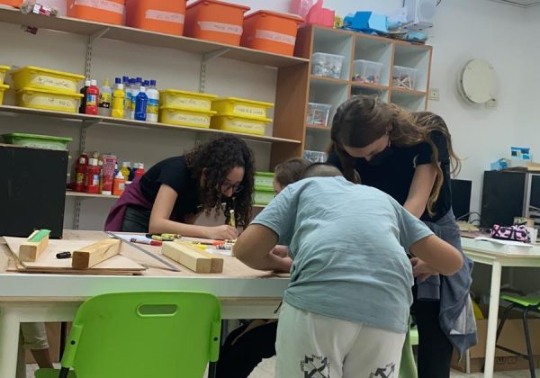 עבודת נגרות במסגרת העשרה מדעית ח’ עם בני המתנדב