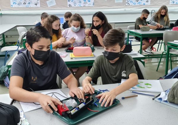 תלמידי שכבה ז’ מרכיבים מעגלים חשמלים וחוקרים את תכונת הולכת החשמל בחומרים שונים.