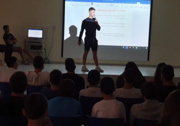שכבת ט’ – סיפורו האישי של יואב ארגמן בוגר חטיבת יונתן שנפגע אנושות בתאונת אופנים חשמליים. הרצאה מרתקת ומלמדת