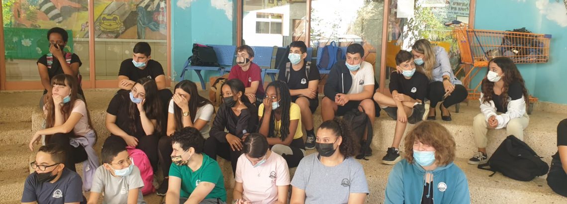 הצגה בנושא ‘מצבים’- גיל ההתבגרות- שכבת ח’