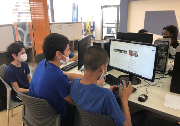 תלמידי ז׳ לומדים אנגלית באופן חוויתי במרכז יזמות וחדשנות- “Making Creative Posters”