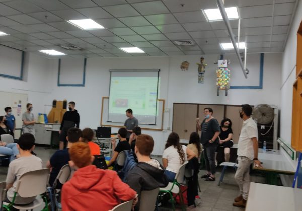 תלמידי מדעית ט’ מציגים את תחילת עבודות החקר אחד לשניה ומנהלים סיור מוחות 🧠 לשדרג את עבודם.