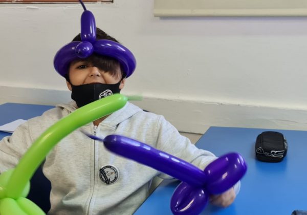 סדנת יצירה חוויתית ומגבשת בבלונים בכיתה ז’