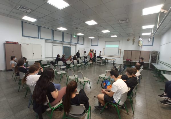 תלמידי ט’ מדעית ממשיכים לעבוד ולהציג את עבודות החקר – ולומדים על סוגי דבקים ואפוקסי בחדר מייקרים