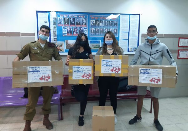 תלמידי ט’ האלופים ממשיכים לפנק את חיילינו והפעם לצנחנים המשרתים בגבול הצפון