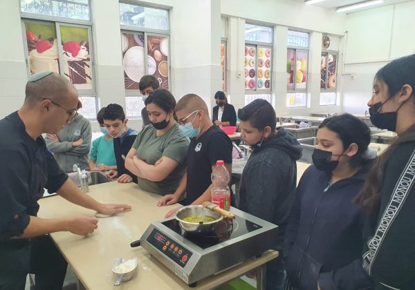 “אופים באהבה”- שכבת ז’ לומדת קונדיטוריה בבית ספר “עתיד”