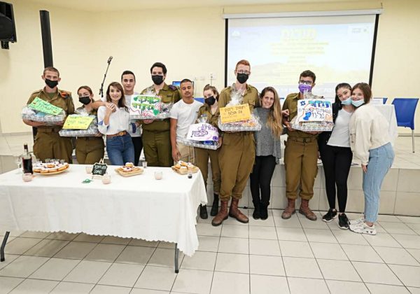 שכבת ח’- חט”ב יונתן מחבקת את חיילי צהל בשיתוף עם המחלקה לקשרי קהילה בקריית מוצקין🤗❤