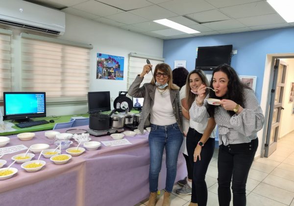 תלמידי ט’ מפנקים את צוות חטיבת יונתן במרקים חמים וטעימים❤️