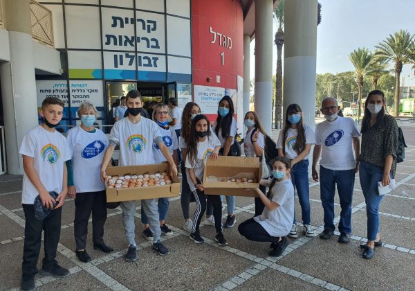 תלמידי מועצת התלמידים בשיתוף עם האגודה למלחמה בסרטן חוגגים את חג החנוכה- מחלקים סופגניות בקריית בריאות זבולון