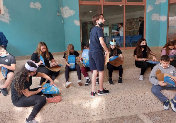 תלמידי המועצה בהדרכת בנות אח”י “מאירים” את ההפסקות בחטיבה לכבוד חג החנוכה
