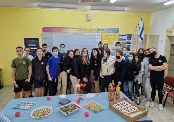 שכבת ט חוגגת בכיתות את חג החנוכה ❤️🙏❤️
