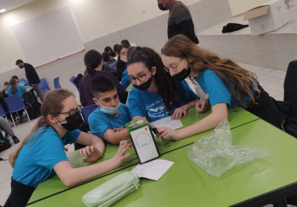 תלמידי מדעית ח’ פותרים מגוון חידות דרך קופסאות בריחה ייחודיות בהנחיית מהנדסי רפא”ל