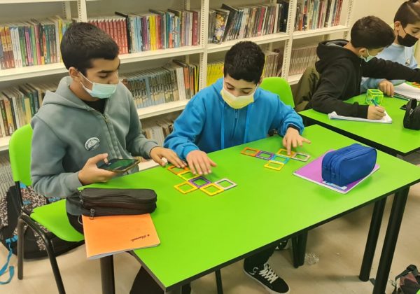 תלמידי אורטכניון ז’ בפעילות חקר של פריסת קובייה – לומדים ונהנים! 🎲