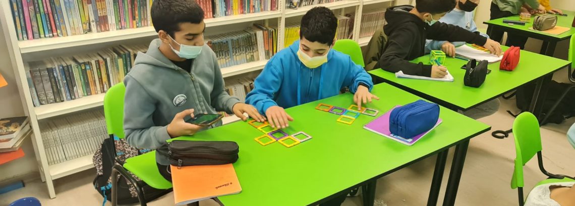תלמידי אורטכניון ז’ בפעילות חקר של פריסת קובייה – לומדים ונהנים! 🎲