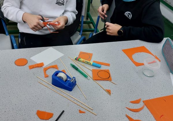 תלמידי ז’ במצויינות בונים את הטסלה הבאה (מכונית ניוטונית).