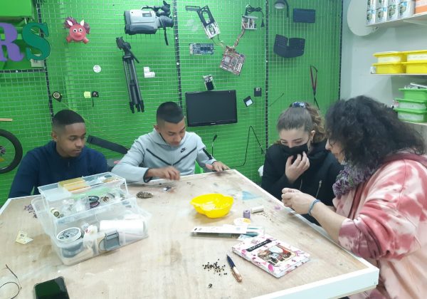קבוצת “התחלה חדשה” בשעת יצירה