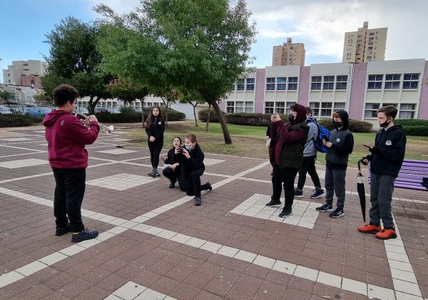 תחום עניין צילום שכבת ז’- התלמידים מצלמים את מזג האוויר ואת תלמיד כיתה ט’ מנגן בחצוצרה