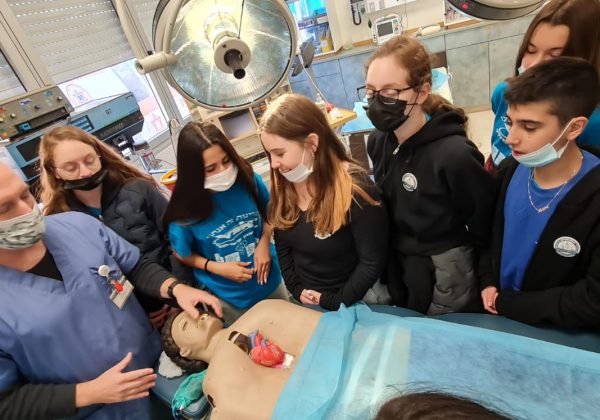 תלמידי מדעית ח בסיור למוזיאון המדע והרפואה בחדרה. התלמידים התנסו בטכניקות צנתור חדשניות ולמדו על הקשר שבין המדע למוזיקה במתקני החצר